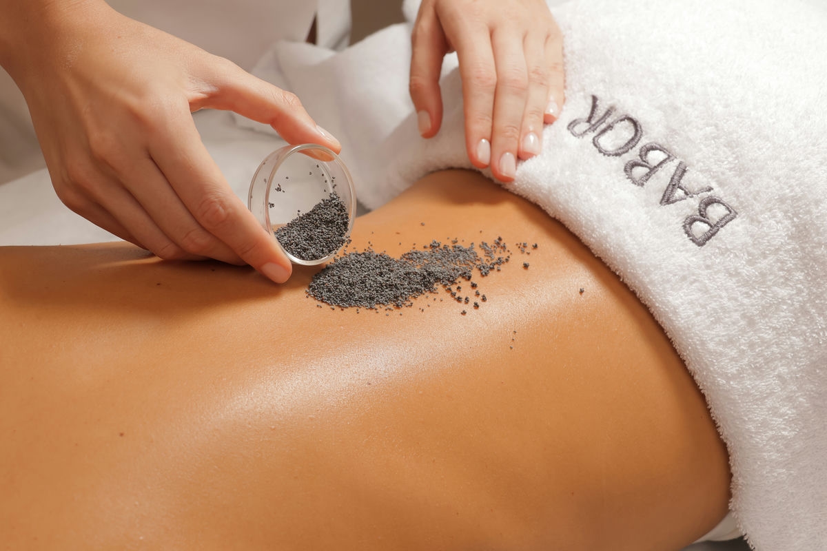 ПИЛИНГ С СЕМЕНАМИ МАКА & РАССЛАБЛЯЮЩИЙ МАССАЖ